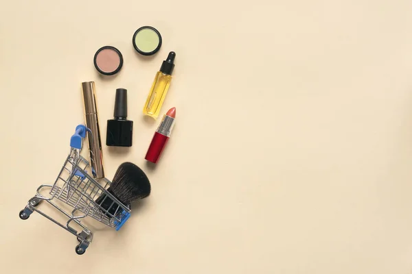 Cepillos Maquillaje Diversos Cosméticos Carrito Compras Plano Yacen Fondo —  Fotos de Stock