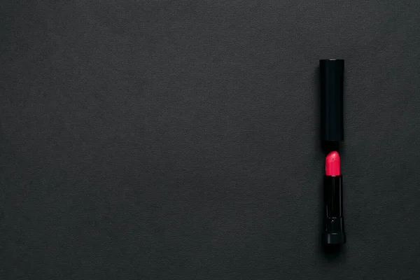 Roter Lippenstift Auf Schwarzem Hintergrund Mit Kopierraum — Stockfoto
