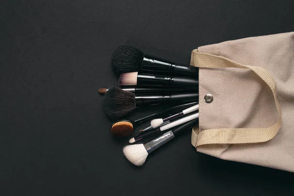 Kosmetiktasche Und Make Pinsel Auf Schwarzem Hintergrund Mit Kopierraum — Stockfoto