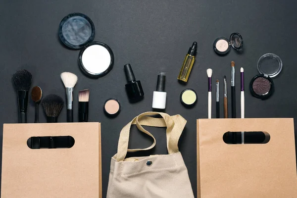 Bolsa Compras Accesorios Maquillaje Sobre Fondo Negro Concepto Venta Cosmética —  Fotos de Stock