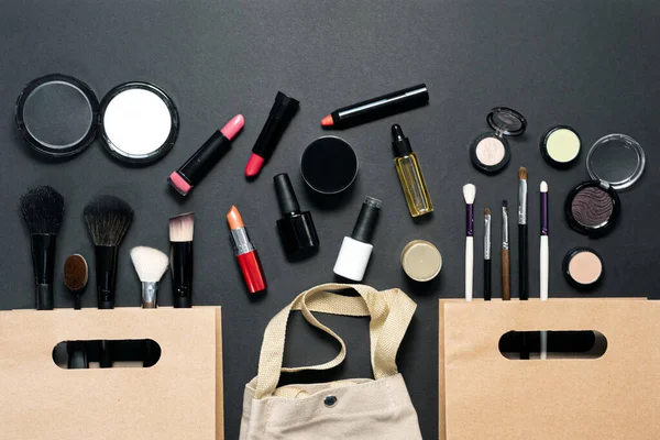 Bolsa Compras Accesorios Maquillaje Sobre Fondo Negro Concepto Venta Cosmética —  Fotos de Stock