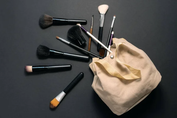 Makeup Borstar Tygpåse Svart Bakgrund — Stockfoto