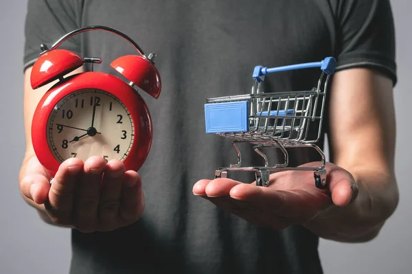 Concepto Tiempo Compras Reloj Despertador Rojo Carrito Compras Manos Del — Foto de Stock