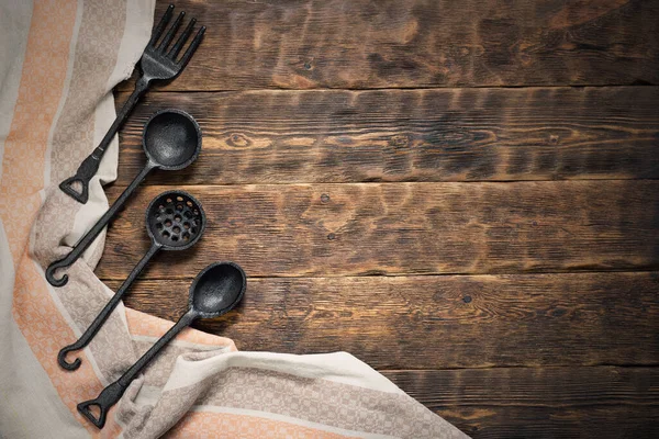 Eisengabel Löffel Und Handtuch Auf Einem Braunen Hölzernen Küchentisch Mit — Stockfoto