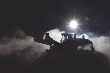 Traktör gece konseptinde inşaat alanında çalışıyor..