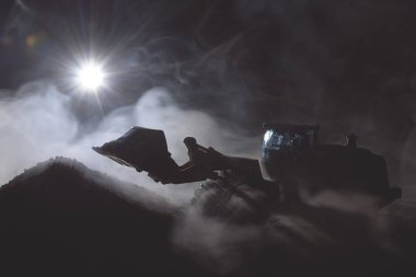 Traktör gece konseptinde inşaat alanında çalışıyor..