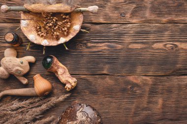 Ahşap masa arkasında şaman aksesuarları.