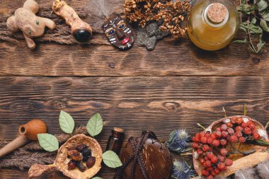 Ahşap masa arkasında şaman aksesuarları. Sihirli ekipman kavramı.