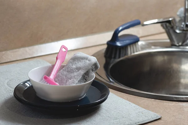 Fond Lave Vaisselle Robinet Cuisine Ustensiles Sales Éponge Sur Table — Photo
