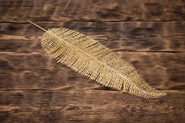 Dekoracyjny Złoty Liść Drewnianym Tle Stołu — Zdjęcie stockowe