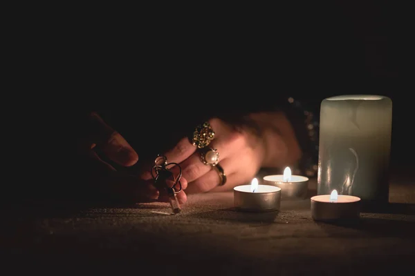 Fortune Caissier Tenant Dans Les Mains Pendule Magique Gros Plan — Photo