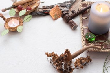 Beyaz arka planda sihirli aksesuarlar. Büyücülük..