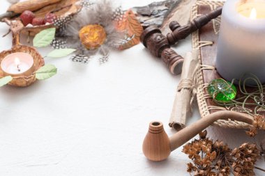 Beyaz arka planda sihirli aksesuarlar. Büyücülük..