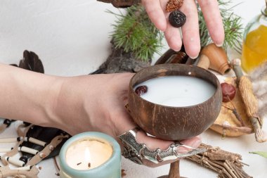 Cadı doktor sihirli iksir konsepti hazırlıyor. Büyücülük..