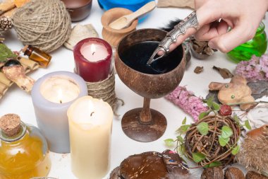 Büyücü doktor sihirli bir iksir hazırlıyor..