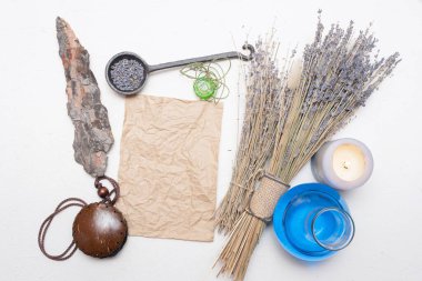 Eski sihirli parşömen, fotokopi alanı ve büyücü masasında kurutulmuş lavanta çiçekleri. Sihirli iksir tarifi şablonu.