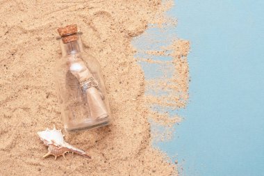Kumdaki şişede mesaj var. Kopya alanı olan yaz tatili arkaplanı.