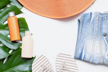 Deniz tatili konsepti. Üst Manzara. Beyaz arka planda plaj aksesuarları.