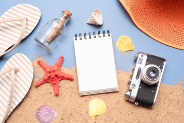 Yaz tatili listesi hazırlanıyor. Deniz tatili kavramı.