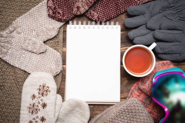 Snowboard ipuçları uydurma. Snowboard ekipman listesi şablonu. Fotokopi alanı ve snowboard Google 'ı olan boş sayfa not defteri, kahverengi ahşap masa üzerinde bir fincan siyah çay düz zemin.