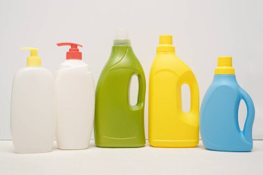 Beyaz arka planda Deterjan şişeleri.