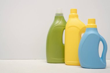 Beyaz arka planda Deterjan şişeleri.