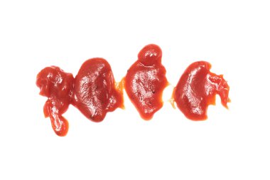 Beyaz arkaplanda kırmızı ketçap lekesi var..