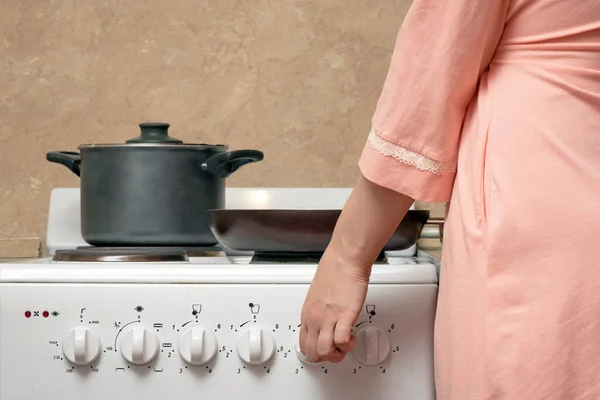 Женщина Готовит Еду Электрической Плите Домашней Кухне — стоковое фото