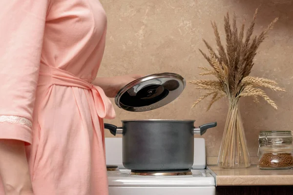Kobieta Gotuje Jedzenie Kuchence Elektrycznej Domu Kuchnia — Zdjęcie stockowe