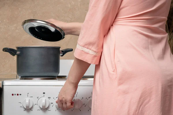 Woman Cooking Food Electric Stove Home Kitchen — Stock Photo, Image