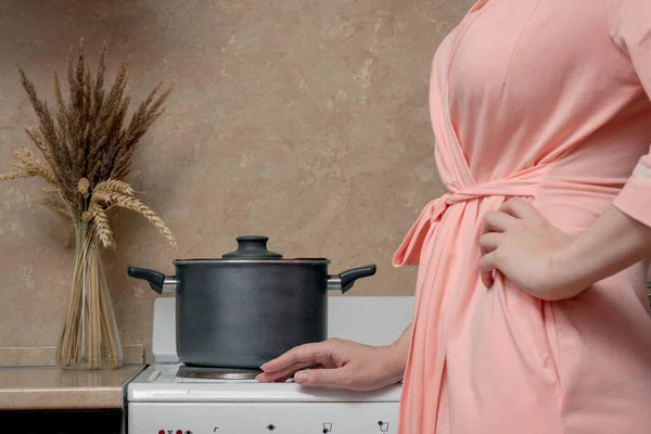 Жінка Готує Їжу Електричній Плиті Кухні — стокове фото
