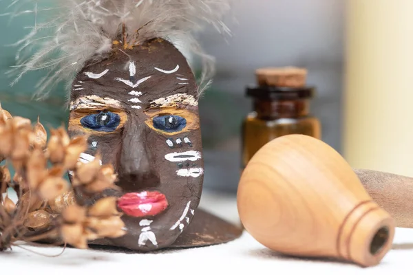 Hexendoktortisch Mit Uralter Amulett Maske Und Zaubertrank Der Flasche — Stockfoto