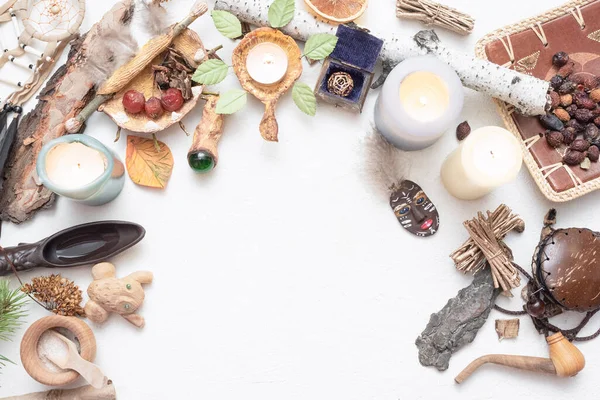 Beyaz arka planda sihirli aksesuarlar. Büyücülük..