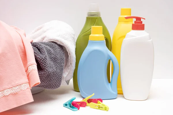 Botella Detergente Lavabo Con Ropa Sucia Sobre Fondo Blanco — Foto de Stock