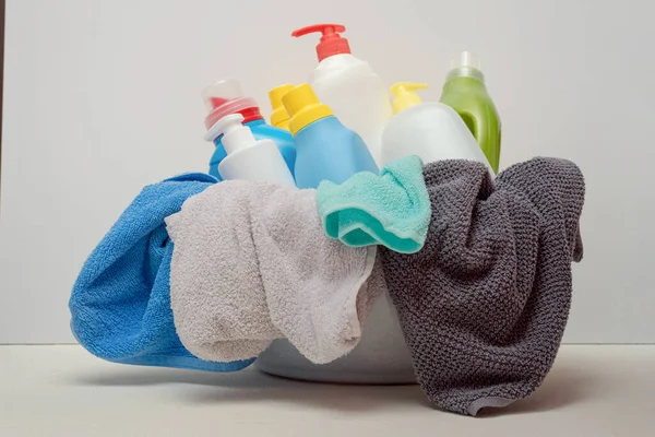 Botellas Detergente Lavabo Con Ropa Sucia Sobre Fondo Blanco — Foto de Stock