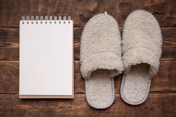 Woolen Warm Slippers Blank Notepad Blank Pages Copy Space Wooden — Stock Photo, Image