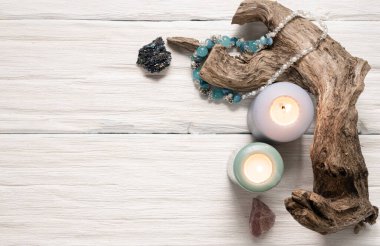 Beyaz ahşap masa arkasında mavi tarot kartları.