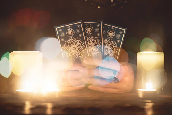 Fortune Caissier Avec Des Cartes Tarot Dans Les Mains Fermer — Photo