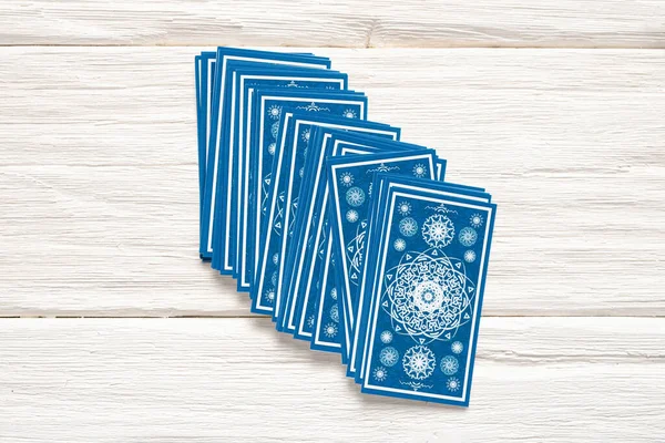 Beyaz Ahşap Masa Arkasında Mavi Tarot Kartları — Stok fotoğraf