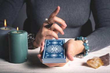 Falcı el konseptinde tarot kartları.