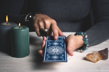 Falcı el konseptinde tarot kartları.