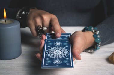 Falcı el konseptinde tarot kartları.