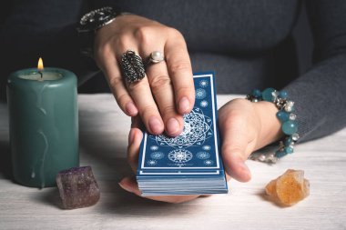 Falcı el konseptinde tarot kartları.