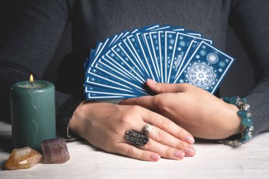 Falcı el konseptinde tarot kartları.