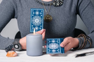 Falcı geleceği tarot kartlarıyla okuyor..