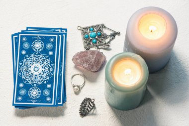 Beyaz taş masa zemininde mavi tarot kartları.