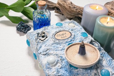 Beyaz büyü kitabı cadı masasının arkasında..