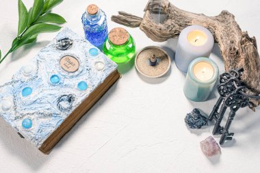 Beyaz arka planda sihirli kitap ve antik anahtarlar.