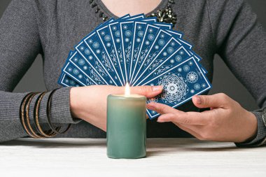 Falcı kartlarındaki Tarot kartları Gri elbiseli arka planda.