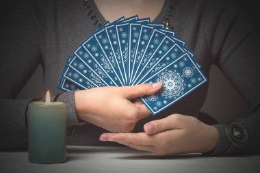 Falcıların elinde tarot kartları. Kehanet. Gelecek okuma.